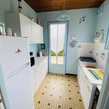 Maison De - Situee A Mi-chemin Entre Et Centre - Fr-1-231-247